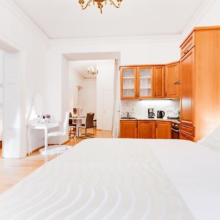 Wenceslas Square Royal Apartment Прага Екстериор снимка