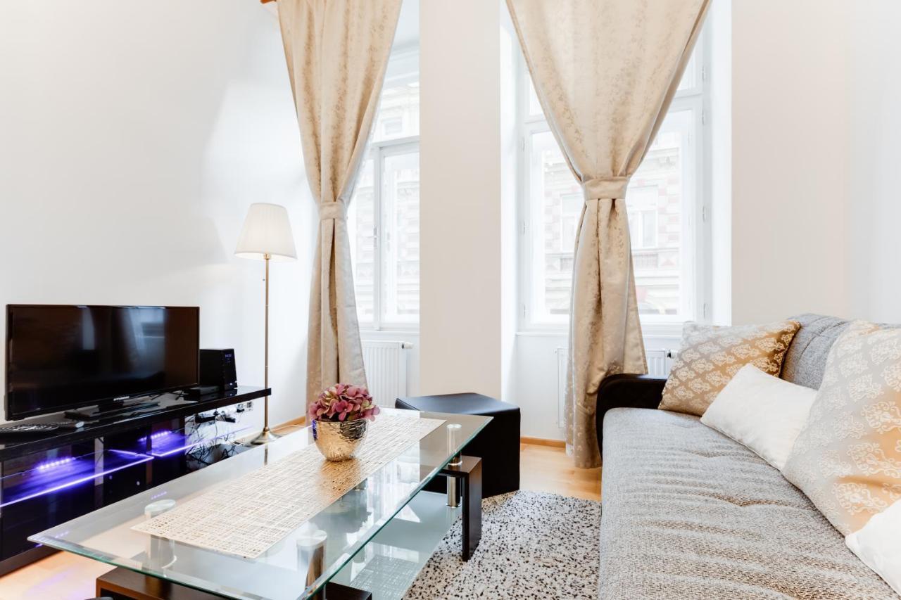 Wenceslas Square Royal Apartment Прага Екстериор снимка