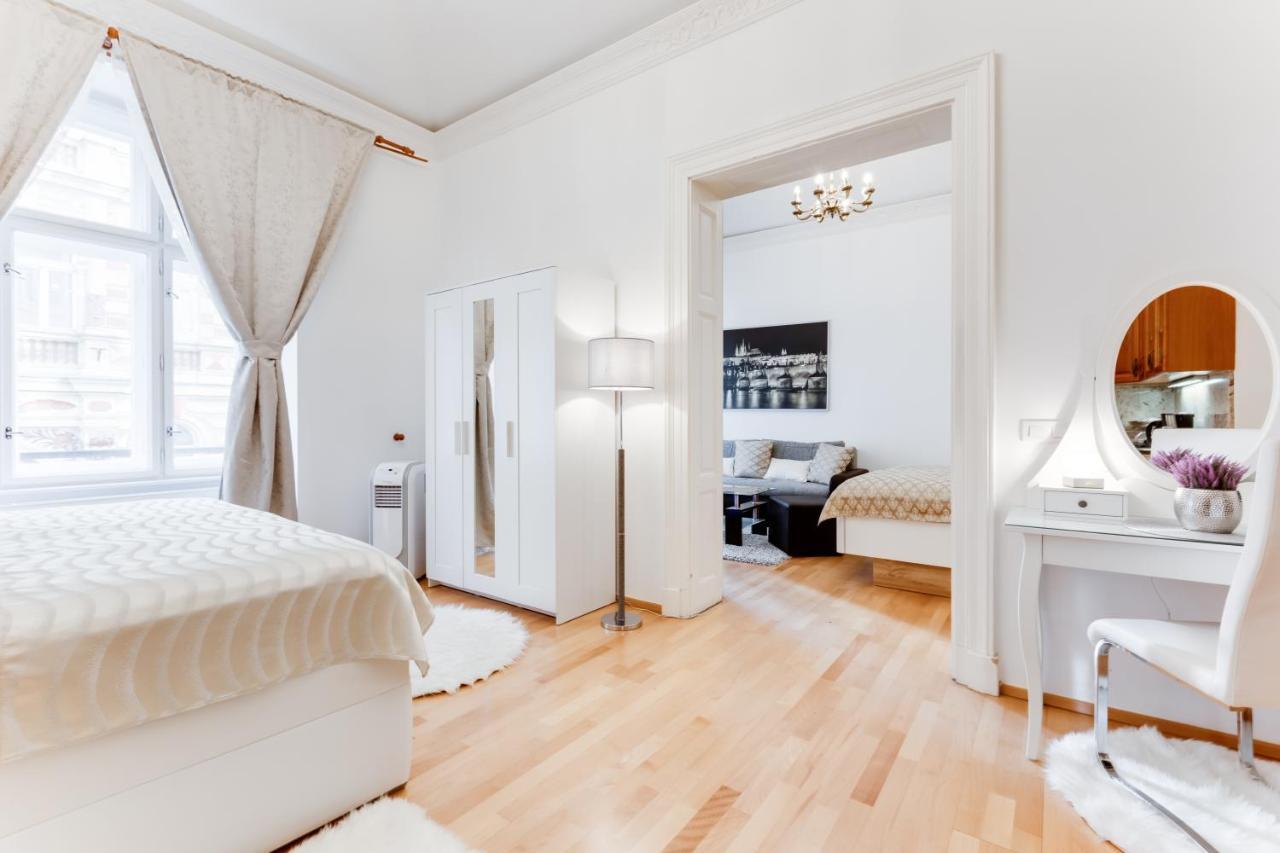 Wenceslas Square Royal Apartment Прага Екстериор снимка