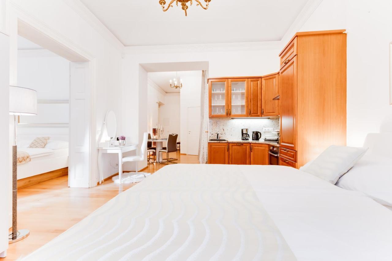 Wenceslas Square Royal Apartment Прага Екстериор снимка